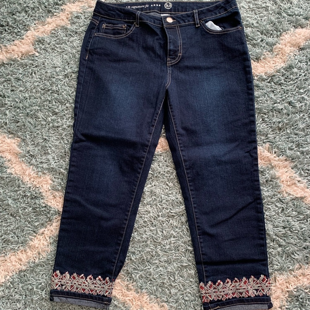 Women’s Jeans with embroidered bottom, crop length